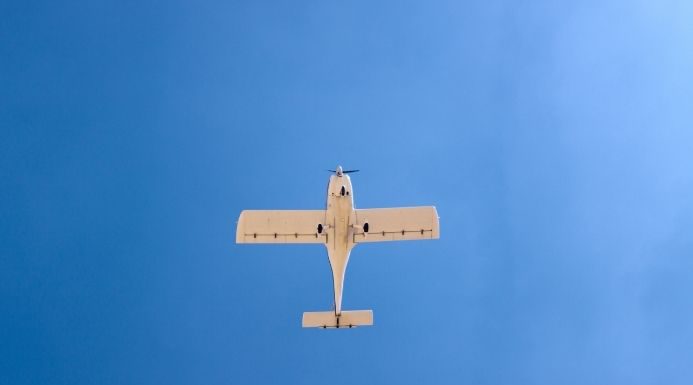 cuantas horas puede volar una avioneta